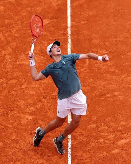 丰塞卡连续三站大师赛，分别输给世界第1、第2、第3。IW输辛纳，差距在反手、节奏