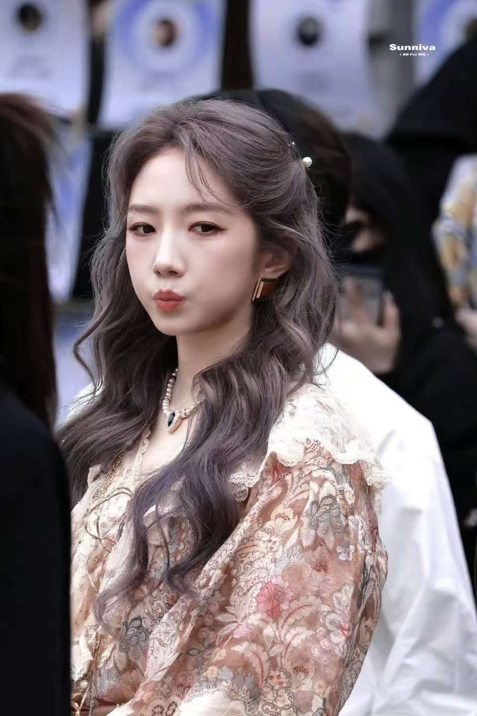 孟美岐解约乐华的第一个活动解约后的第一场活动，孟美岐一身紫发搭配紫美甲，气场与温