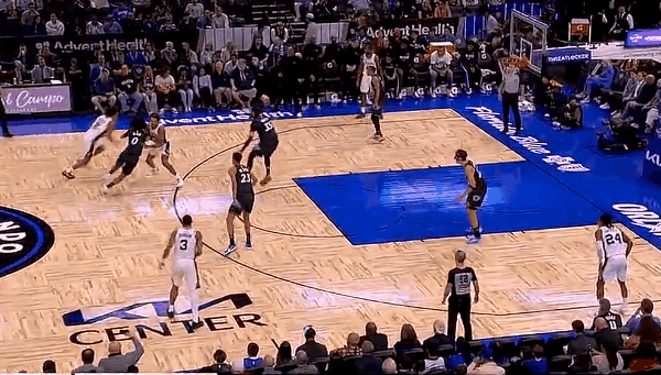 啥情况？哈珀今天走步上瘾了？
在今天NBA常规赛马刺对阵魔术的的第三节中，哈珀接