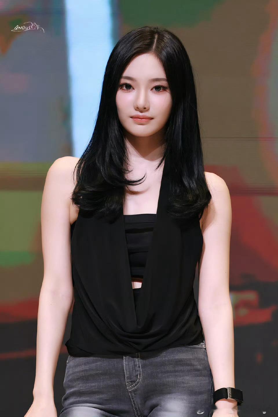 黑色修身无袖上衣配牛仔裤扑面而来的女神感 完全是legend！宁艺卓alonin