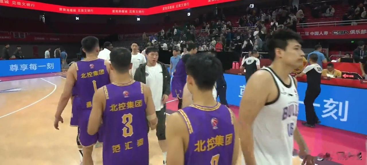 CBA俱乐部杯北京控股1分险胜香港金牛迎来两连胜。本场比赛双方比分一直胶着，未能