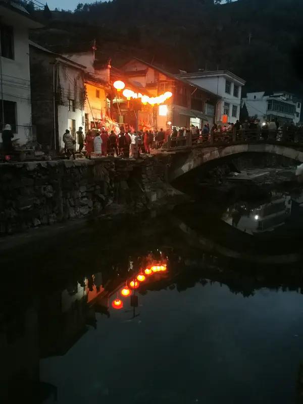 看到“世上好事书说尽”这个上联，感觉它把世间美好之事都浓缩在书中了。有人对“民间