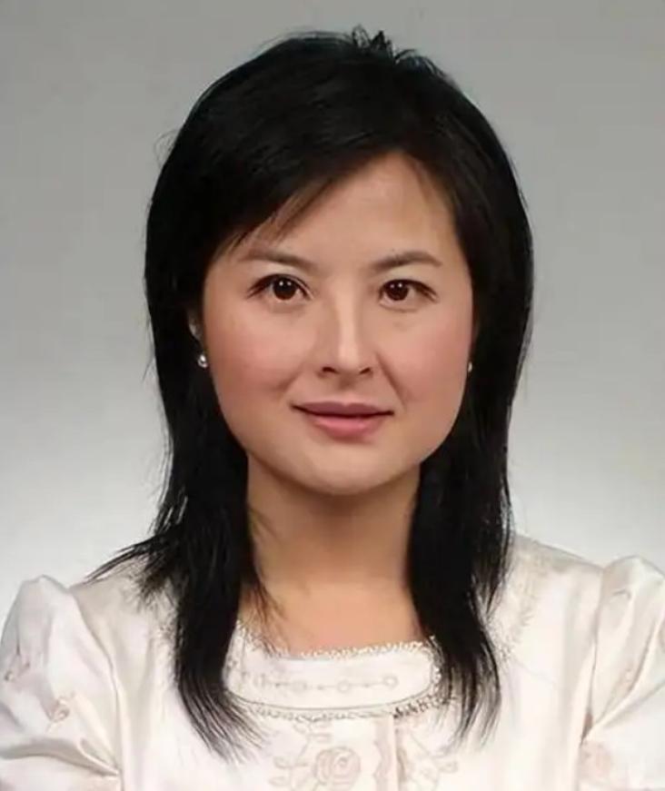 2002年，张泉灵在阿富汗十几天没洗澡，浑身酸臭难受。她实在忍受不了，便对一位阿