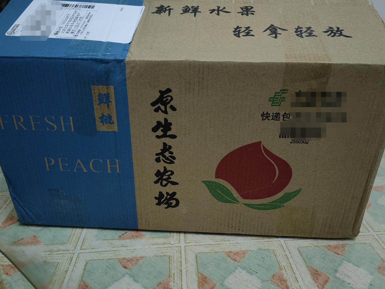 上个月闺女她们店长请店员们吃了两顿饭，今天又给店员们每人一箱桃子。
不是店长钱多