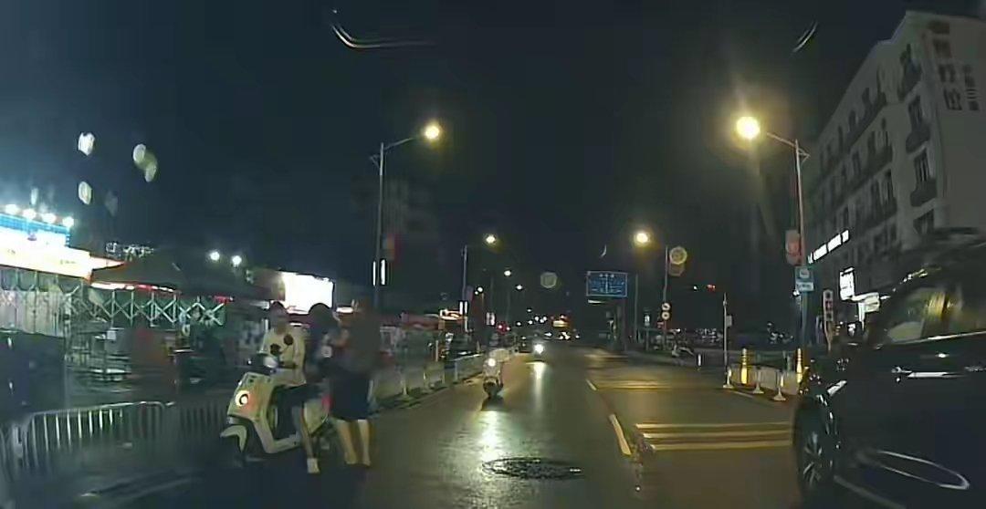 三男子凌晨街头欲将一疑似醉酒女子抬上车，路过车主及时喝止并送派出所，深圳警方回应