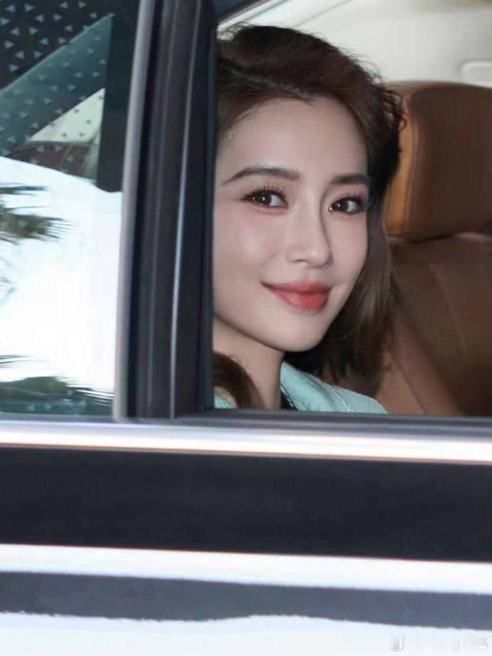 Angelababy薄荷绿小香造型，清新甜美。 
