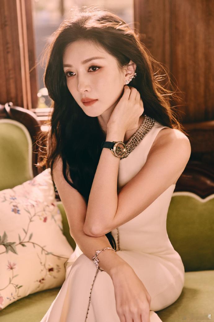 江疏影  既有女性的柔美与温婉，又不失坚韧与自信，这种独特的魅力让人难以忘怀。 