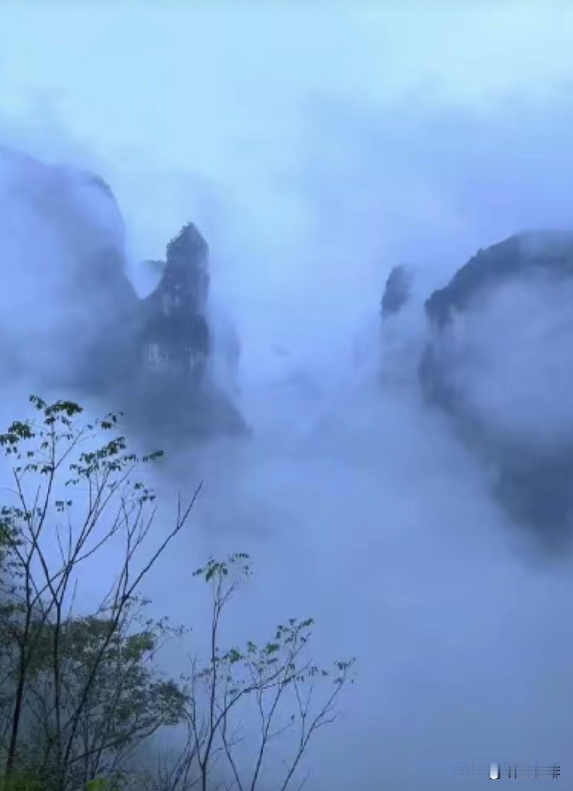 上联：观云观雾观云雾
  下联：听风听雨听风雨