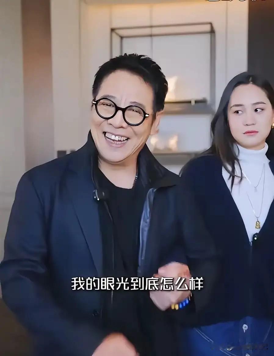 李连杰带着女儿去买车，李连杰开心的不得了，女儿居然一点不开心，还用怀疑和问询的眼