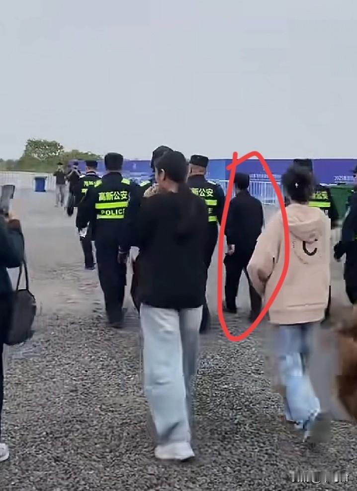 一个卖鸡排的，还要出动人来保护？是怕他的鸡排被抢了吗？

现在鸡排哥是每周只卖俩