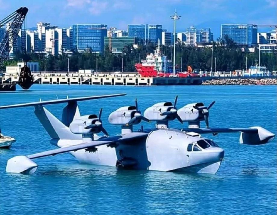 近日，一款全新的国产地效飞行器在渤海海域亮相，因其独特的外形与强大的多用途潜力，