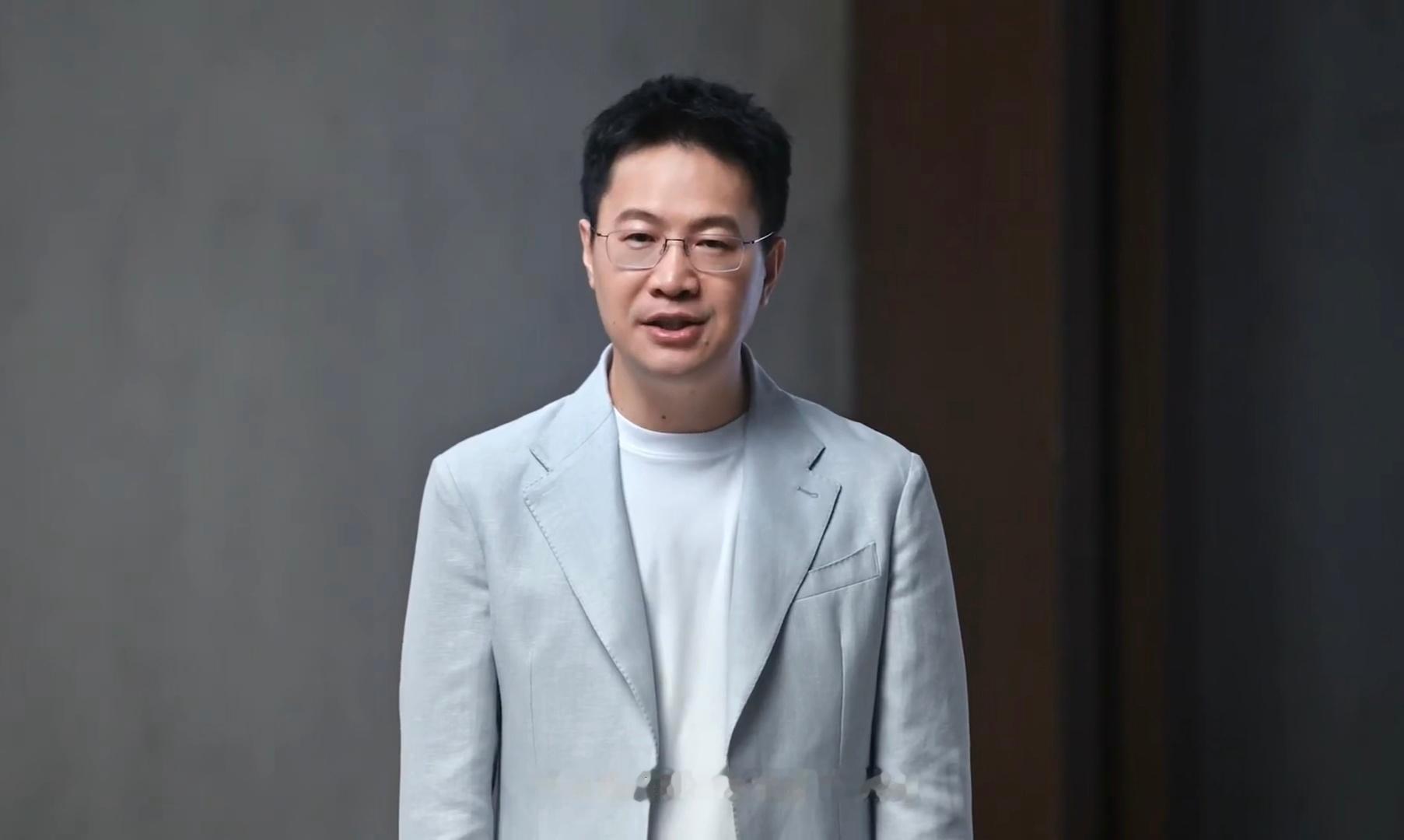 卢总这身挺帅啊，这发型显年轻