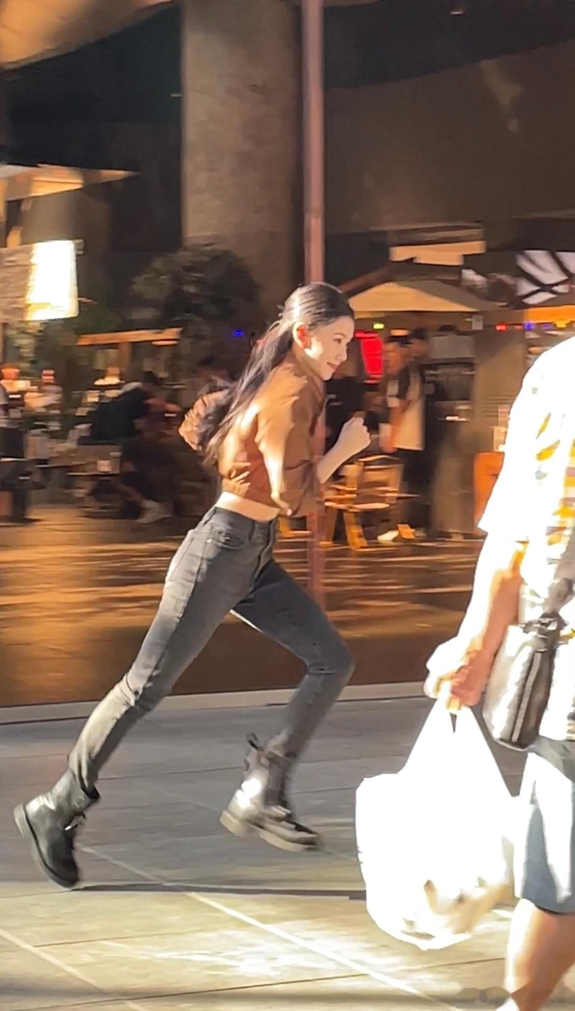 刘浩存穿马丁靴真是好帅，奔跑起来好美。 ​​​