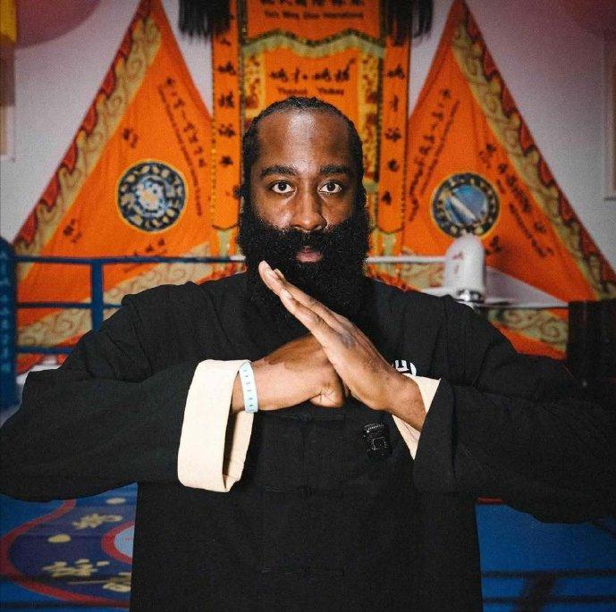 NBA历史得分榜更新：哈登破29000！
1、詹姆斯：43127（现役）
2、贾