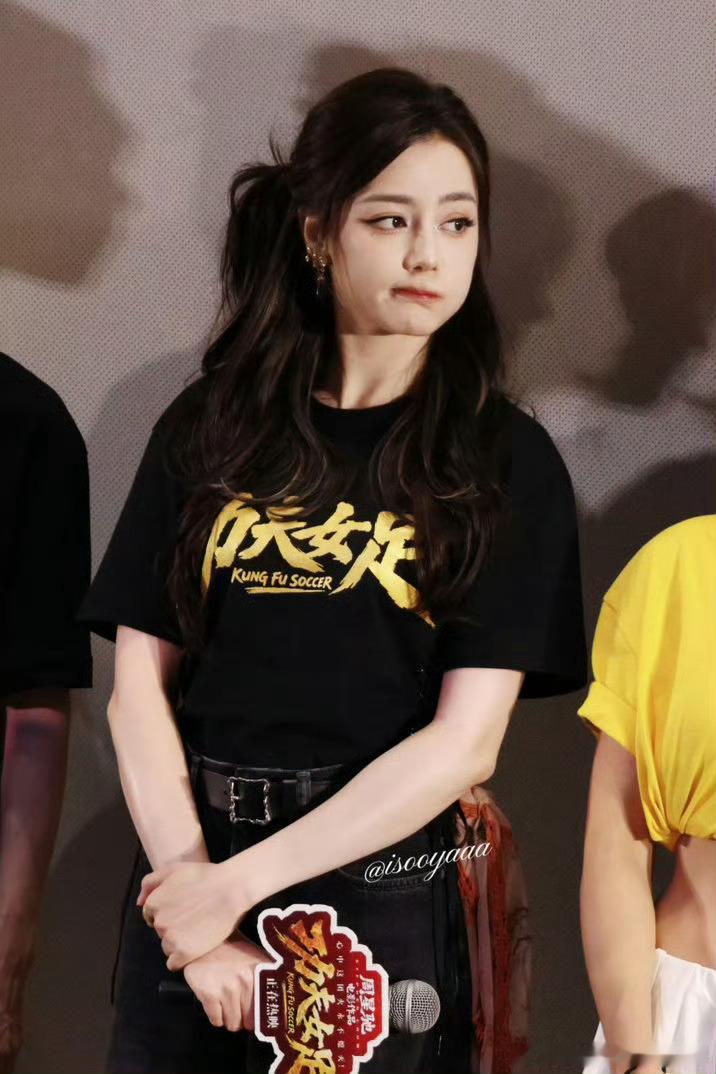 迪丽热巴杭州路演路透迪丽热巴亮相《功夫女足》杭州路演，凭借“挑染侧马尾”造型生图