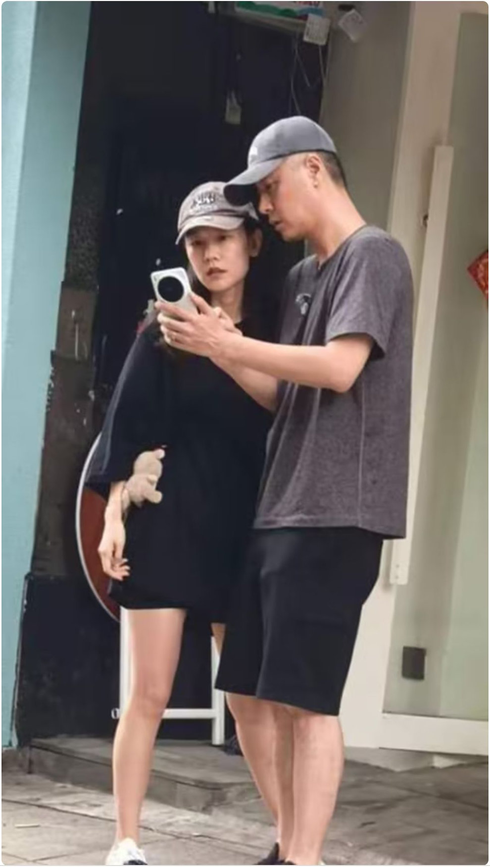 面馆偶遇任重夫妇，俩人腻一起看手机，孙骁骁素颜看脸还像30岁 