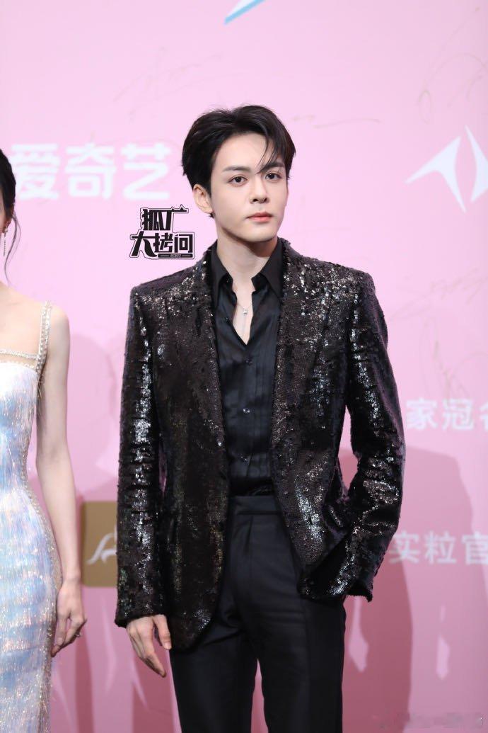 曾舜晞舔唇  曾舜晞生视频 我嘞个豆！！！谁没有被曾舜晞迷倒啊！舔唇的这一下是真