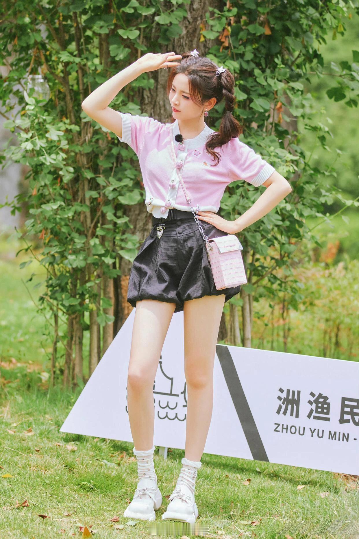 杨超越不同时期的穿搭风格，不变的大长腿 ​​​