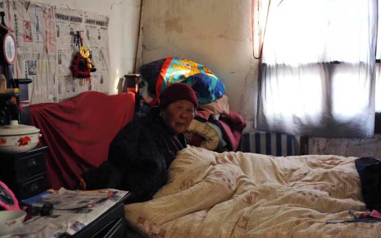 正在给孙子喂饭，口袋里的手机响个不停，先把小家伙安顿一下，掏出手机一看是二弟的号