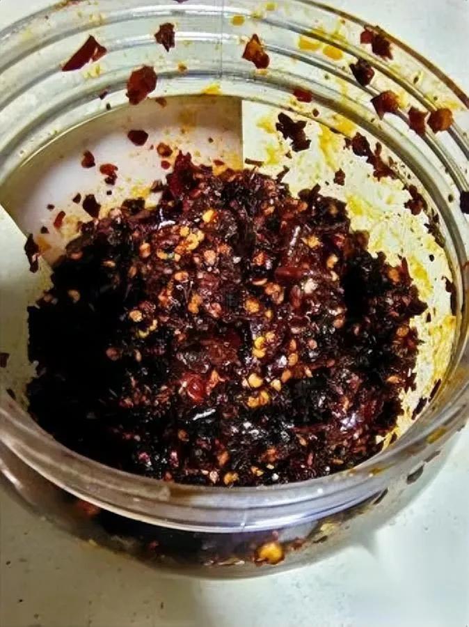 你家厨房肯定有瓶红底白标的辣酱吧？

瓶上那慈祥老太太，比很多网红品牌活得都久。