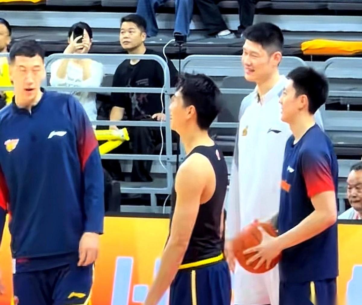 赛前热身，球馆里的灯光白得晃眼，篮球砸在地板上，砰、砰、砰，像心跳。
胡金秋大步