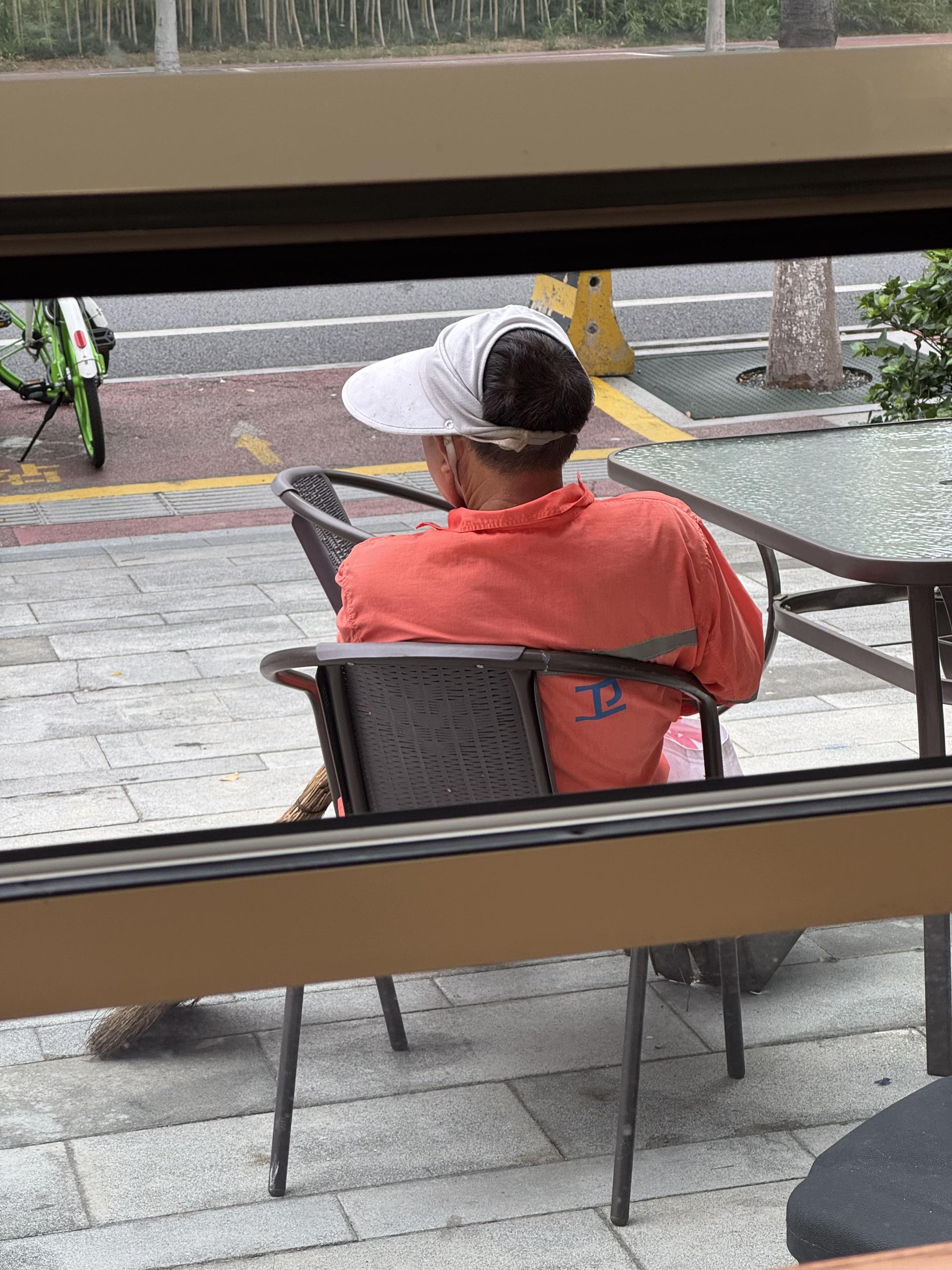 楼下的环保阿姨和环卫叔叔我都认识。我看他们经常捡纸盒子，于是我经常攒着...