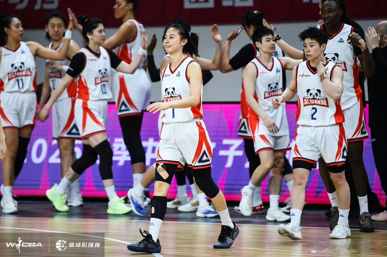 我认为四川女篮与山西女篮相较最明显的劣势👇

首先，是四川女篮的主教练；虽然同