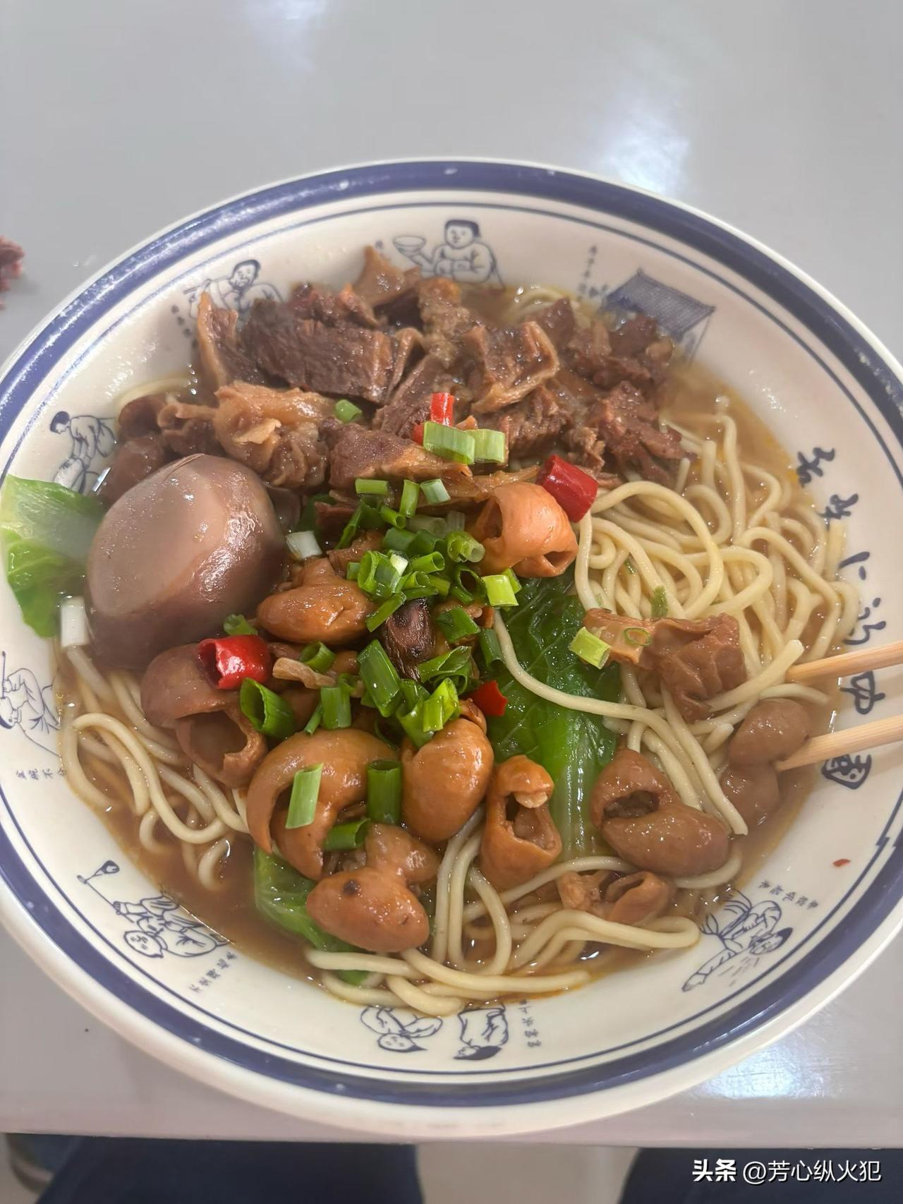 【关灯吃面】
玉箸拨开日月昏。
卤韵凝脂肥肠暖，
椒点朱唇辣意温。
琥珀汤沉秦汉