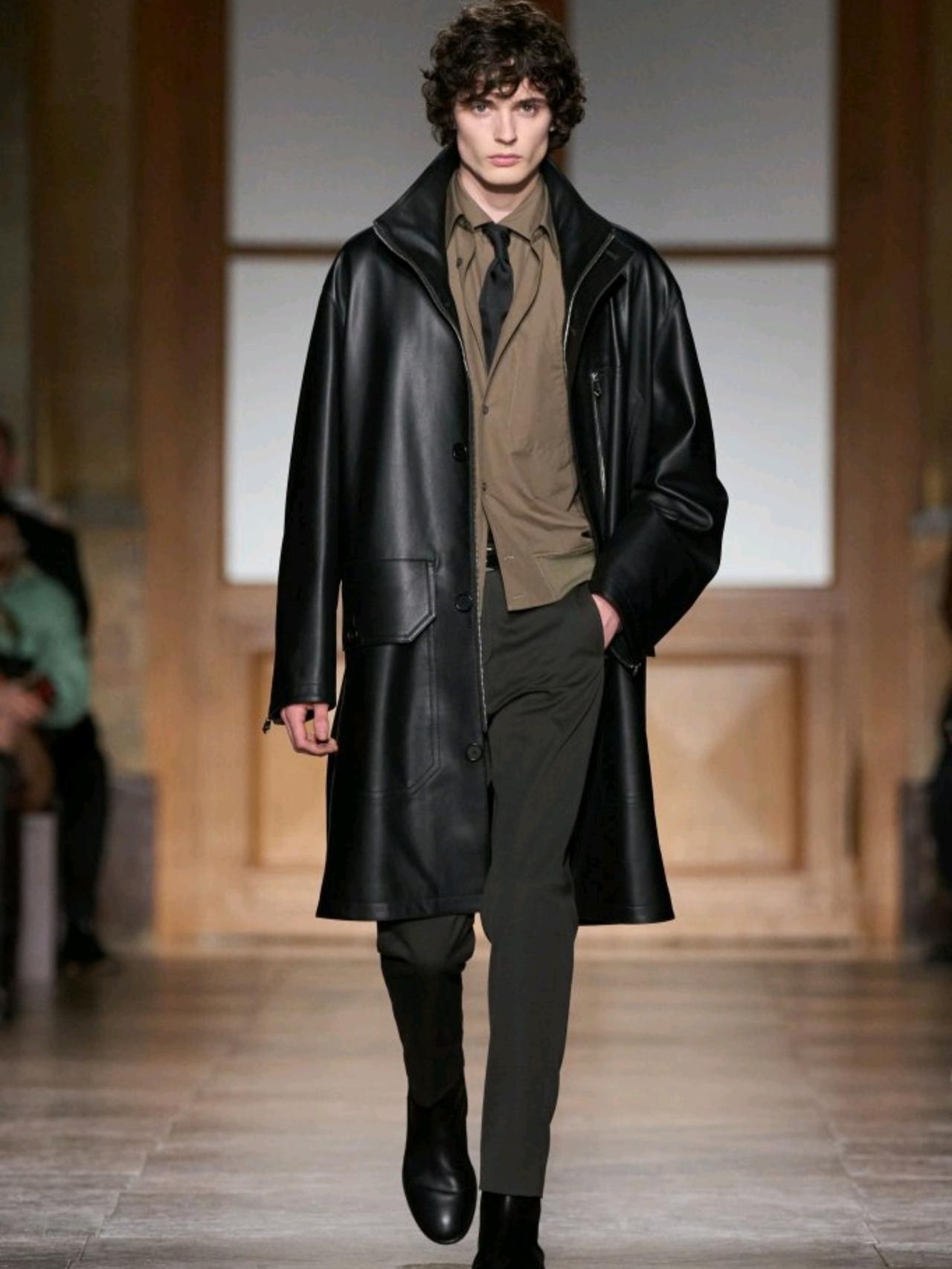 Hermès 2026秋冬男装系列，在廓形上呈现出短身、柔和肩线与干练裤装的当代