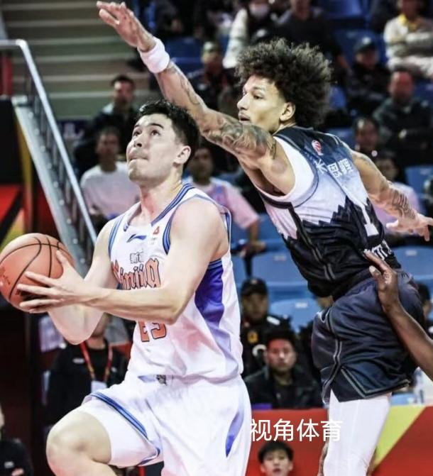 目前的飞虎男篮原本阵容就残缺不全，主帅姜正秀还战术单一，死用主力，这种打法遇到防