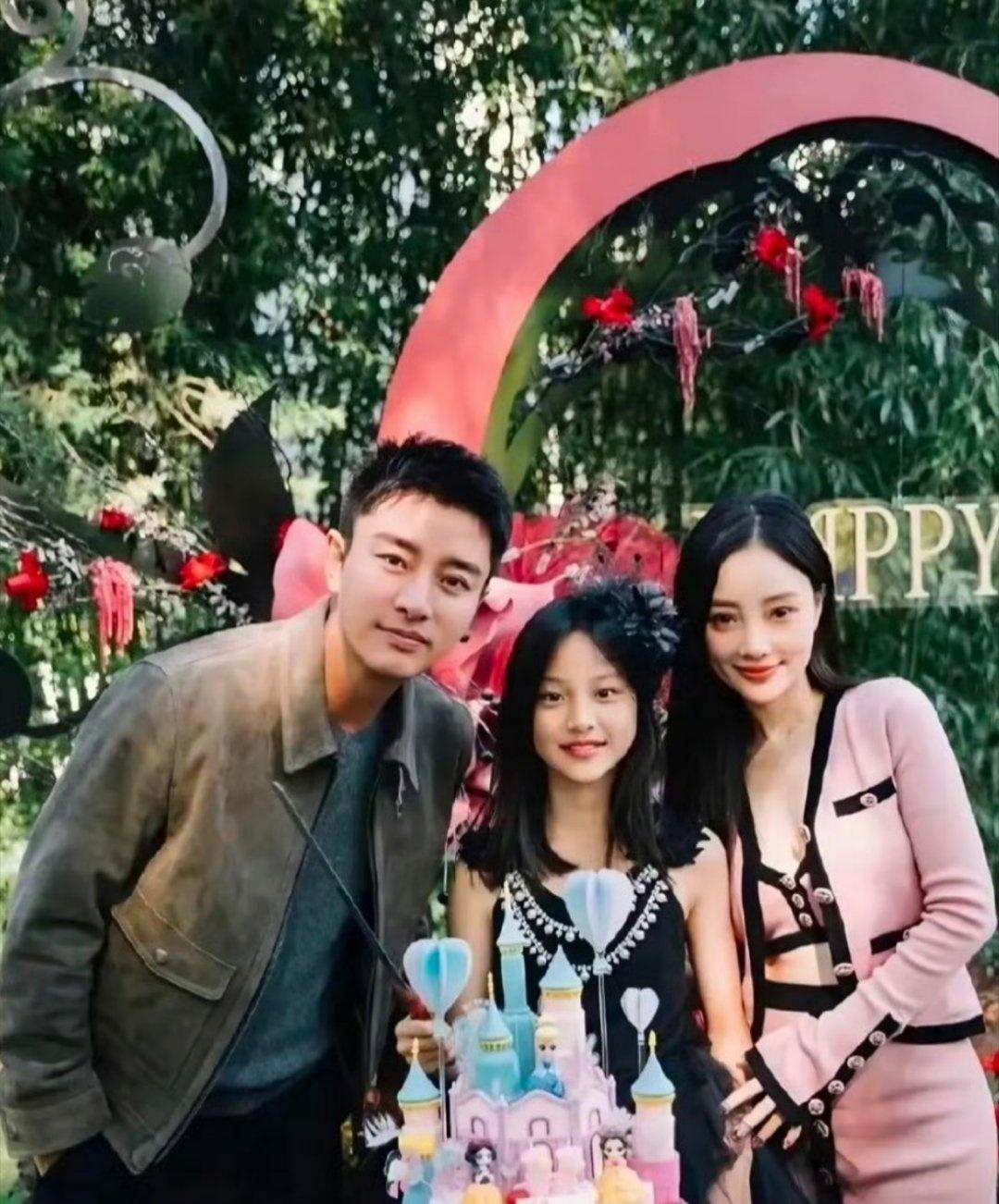 甜馨晒与爸妈旧照配文好爱你们[爱慕]能够感觉出来甜馨就是在很幸福的家庭氛围里长大