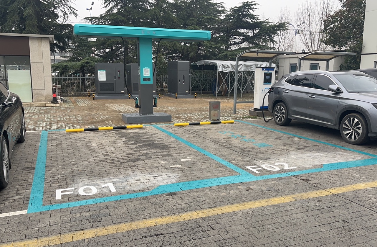 比亚迪闪充5分好9分饱3分寒比亚迪闪充站建设真的猛如果短时间内很多新能源汽车同时