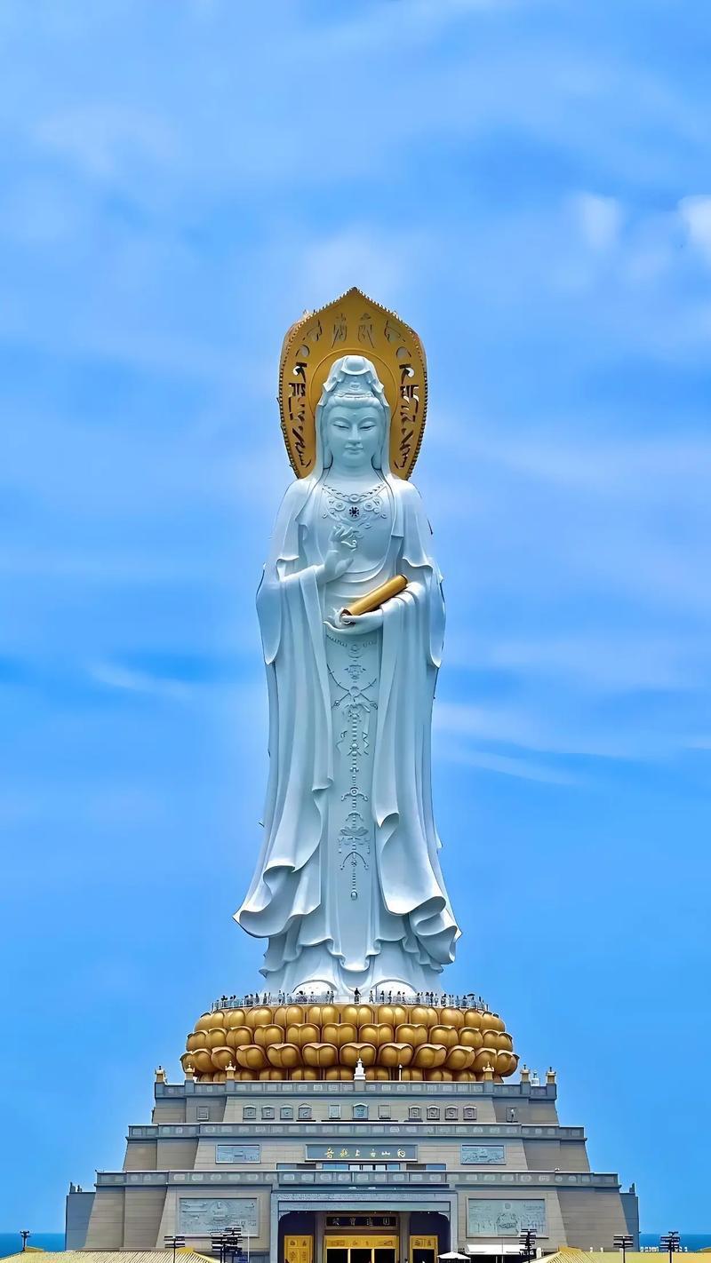 观三亚南海观音像偶得一联！高手速来对下联~

上联:海南拜南海观音 

下联:？