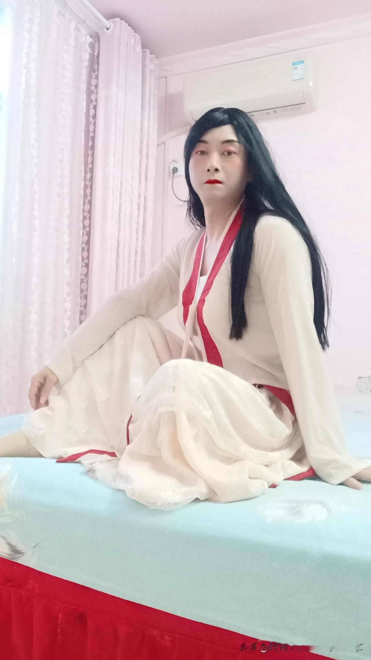 时尚大叔今日汉服穿搭分享
#穿汉服的男子汉# #你钟情汉服吗# #国风汉服有多美