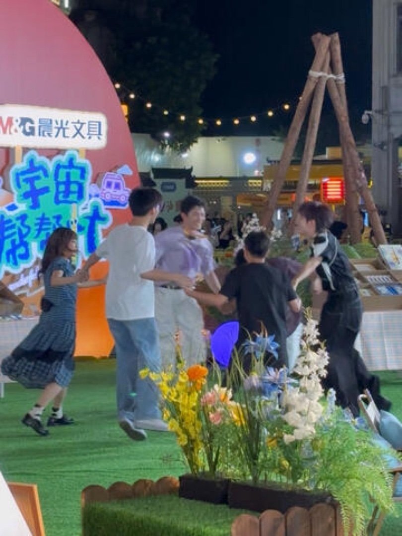 外星人看到你们这样都不敢来地球了。。。我进动物园了吗 宇宙帮帮忙 张颜齐… 戳我
