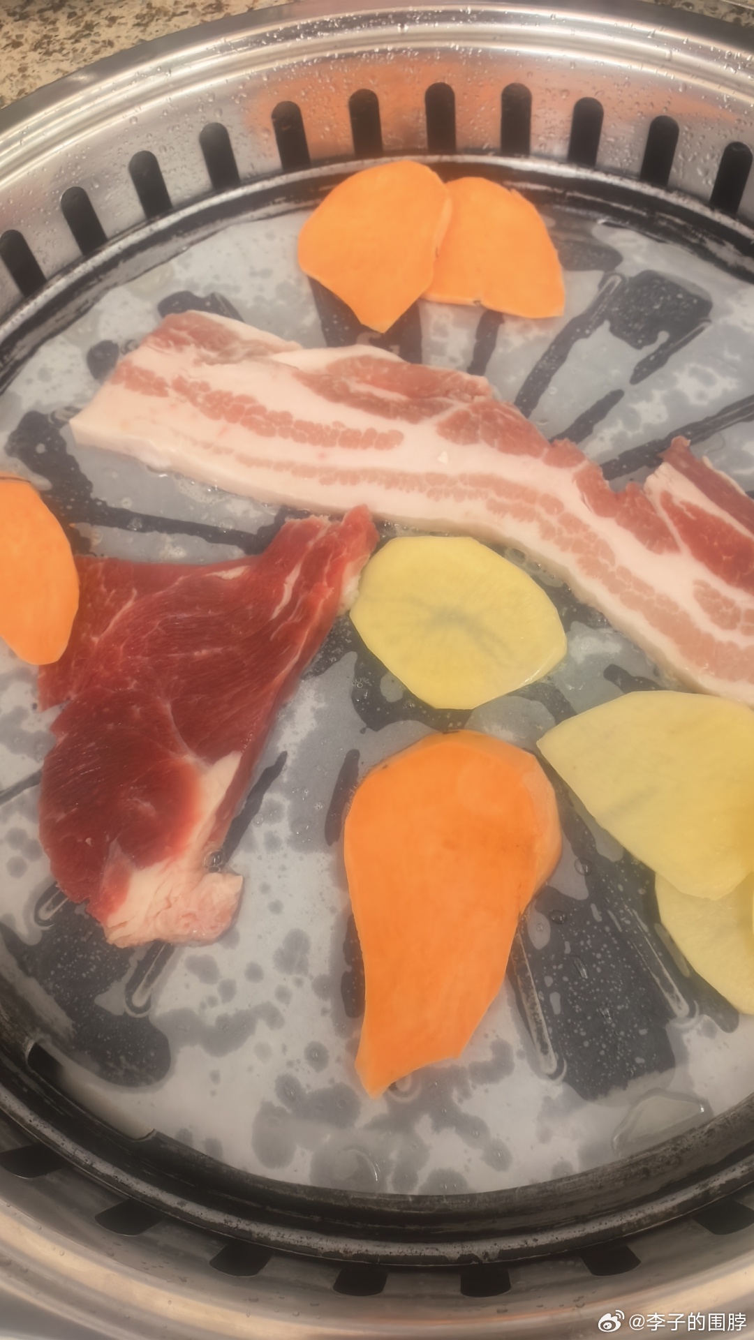 今天到这个点都没吃饭，看到有家自助烤肉就进来了，还送了餐前小吃。 