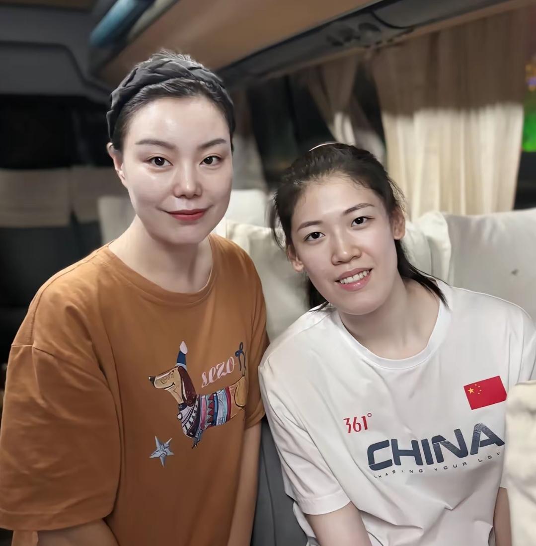 李盈莹参加天津女排活动，与袁心玥合影双方表情不自然

7月22日晚，天津女排在津