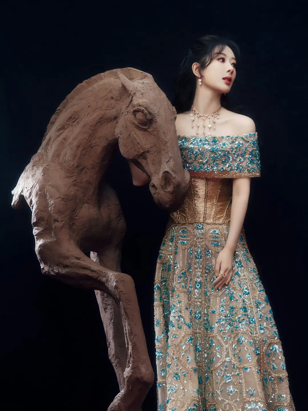 杨紫这个礼服真的是完美的展现了她的天鹅颈 