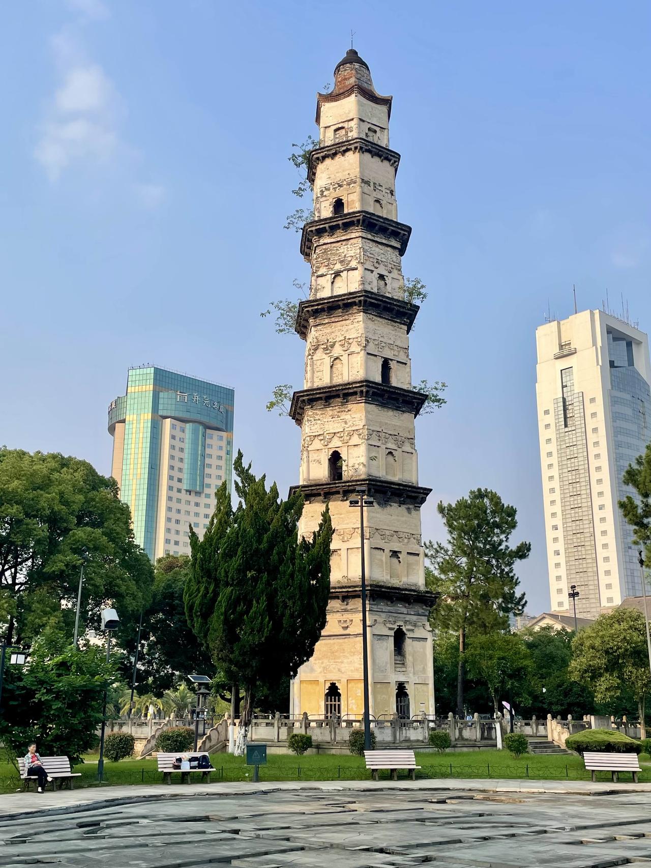 分享一下你随手拍下的照片《绍兴城市广场》位于越城区胜利路与解放路交叉口。广场所在