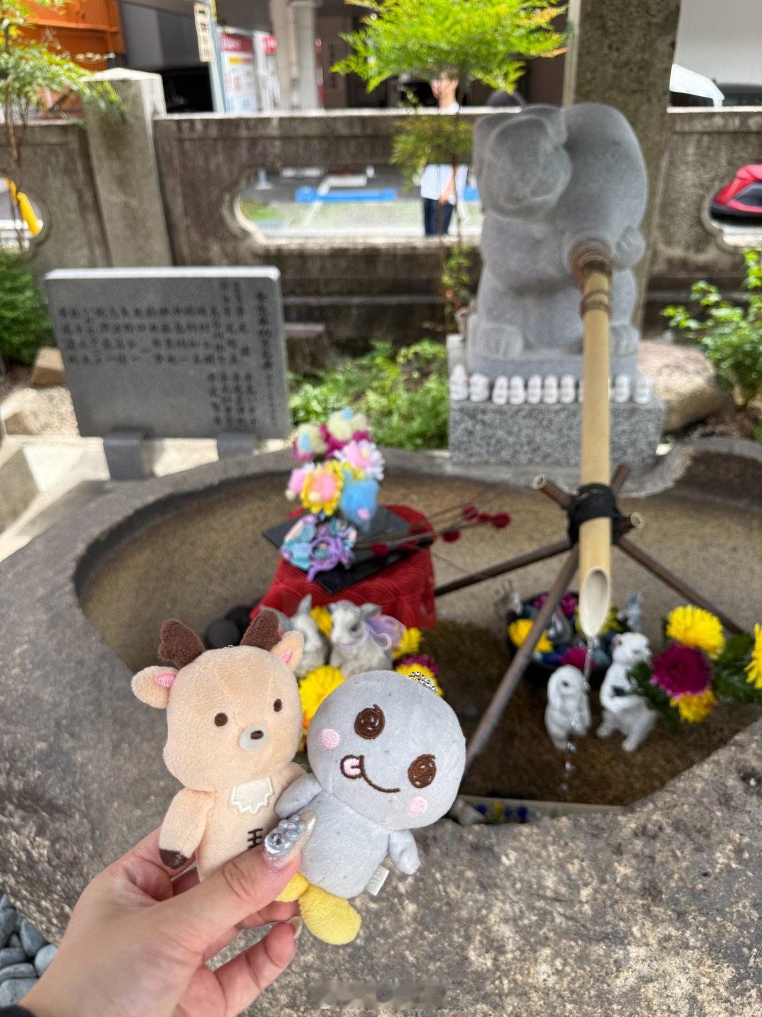 去了这个神社，上面全是李鼻笑死了，和朋友一直说这是leeknow神社🤣我给家产