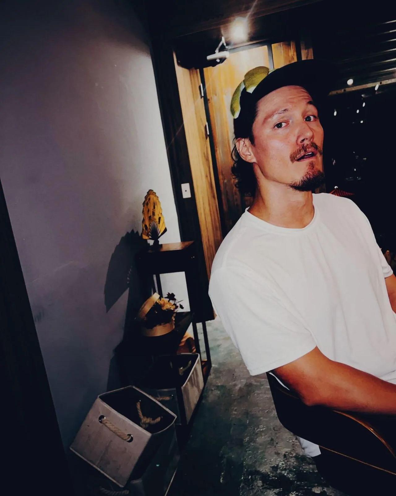 他是著名歌手周华健的儿子，今年已经33岁是一位演员，可惜没有继承爸爸的音乐事业