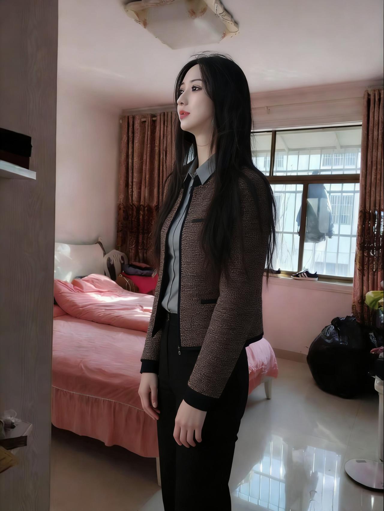 褐褂裁成干练，黑裙曳出清娇。
窗前凝睇望迢迢，心有青云志抱。
…
室里红妆依旧，