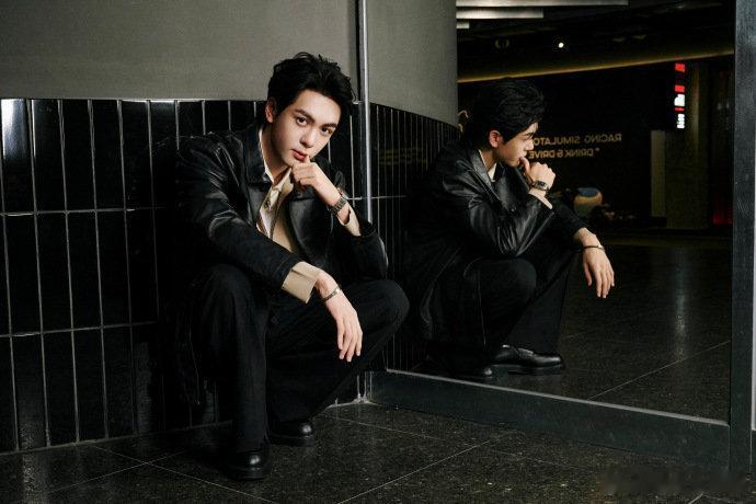 曾舜晞这个青筋大手小红唇 哇塞，曾舜晞青筋大手太酷啦，力量感满满，红唇点缀冷冽又