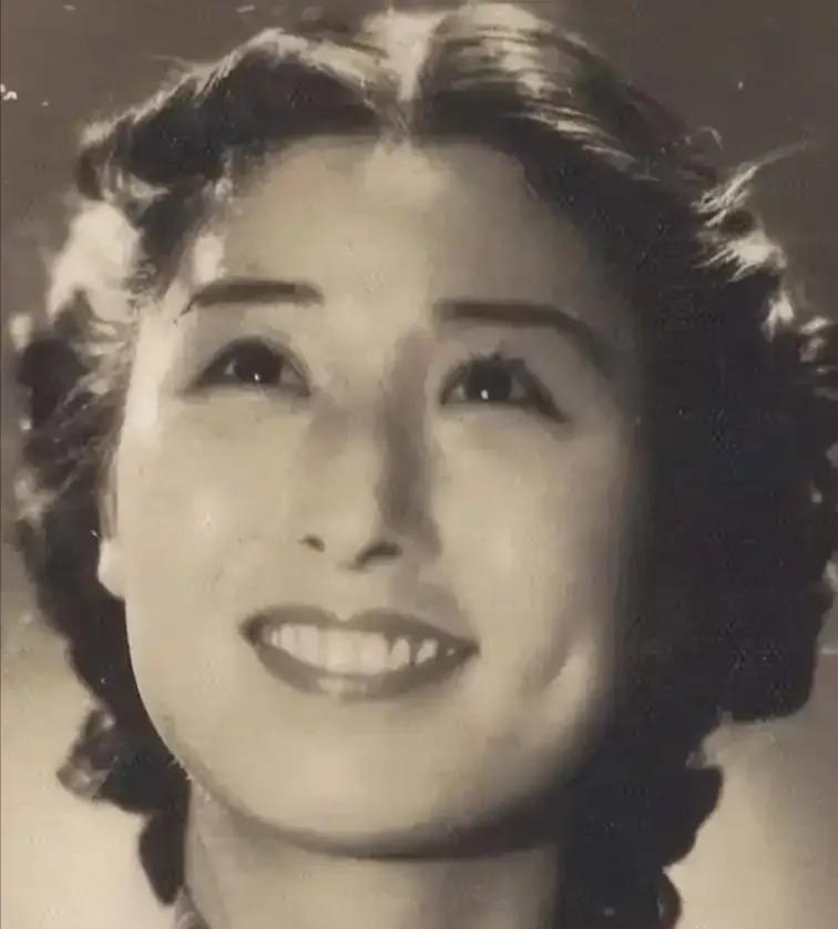 1940年深夜，民国大美女郑苹如，被秘密押到小树林执行枪决。特务垂涎她的美色，犹