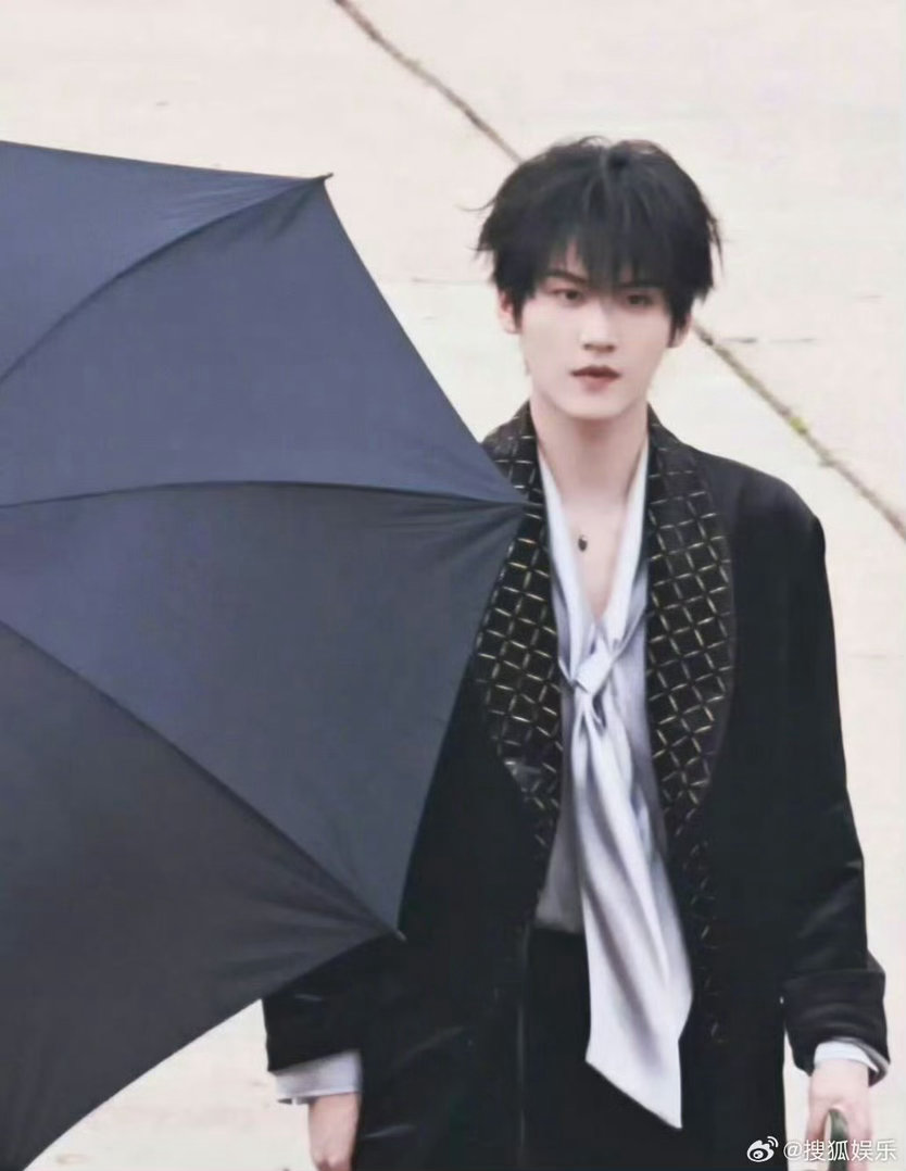 张凌赫周柯宇刘宇宁开推造型 周柯宇这张脸也太绝了，棱角分明又带着少年感，怎么做到