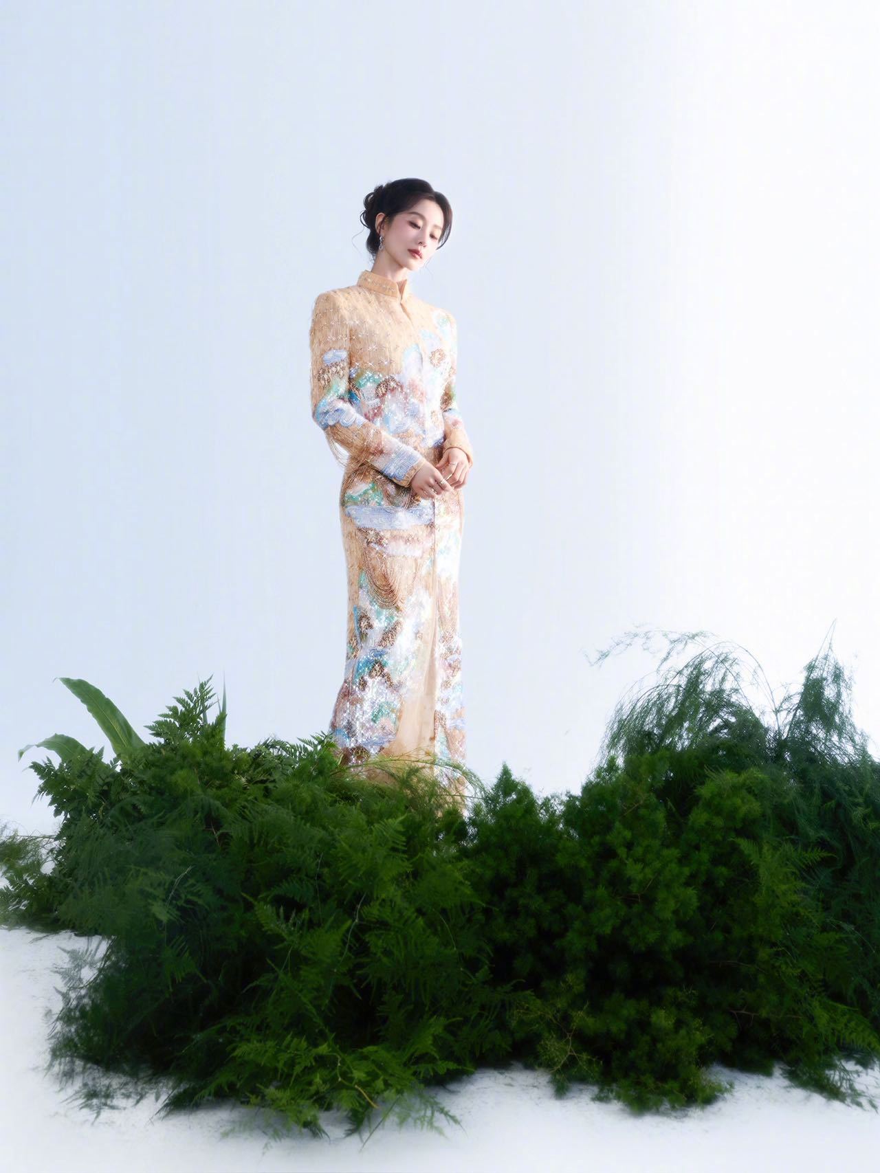 刘诗诗身穿M Essential 2024秋冬系列中式礼服演绎的新春大片，佩戴 