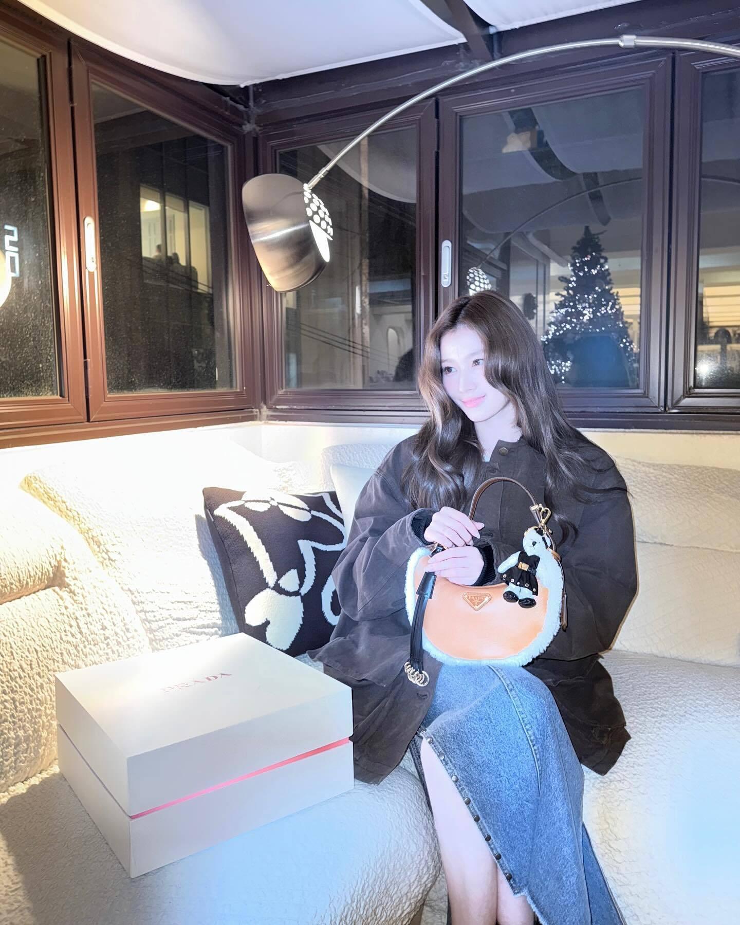m.by__sana更新내 곰 드레스코드는 블랙🧸🖤 PradaHolid