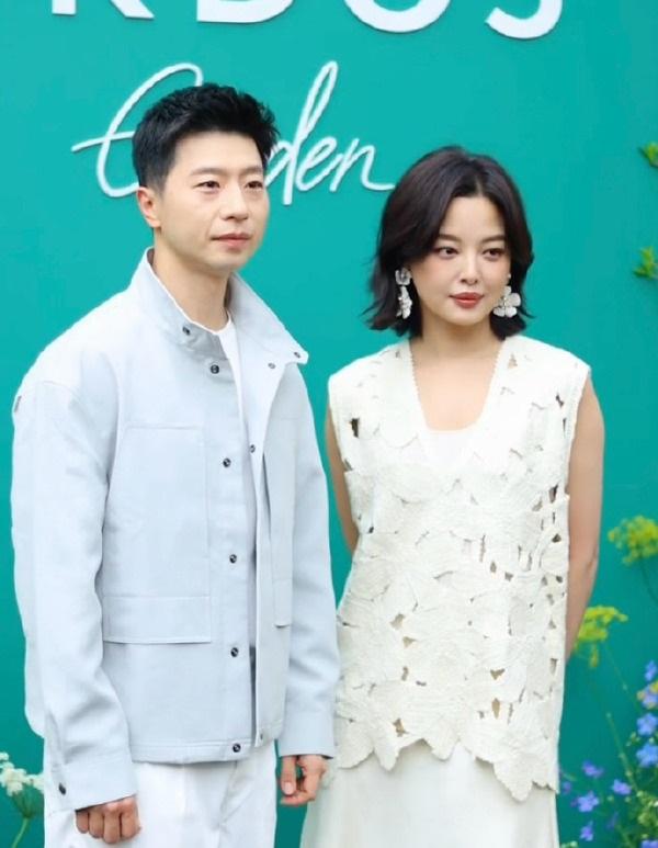 今天辛芷蕾和马龙一起出席时尚活动，两位站在一起显得很有情侣范儿。

辛芷蕾上身穿