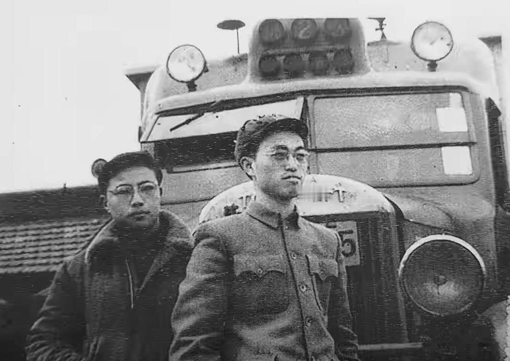 哪位老师知道这后面是什么牌汽车？