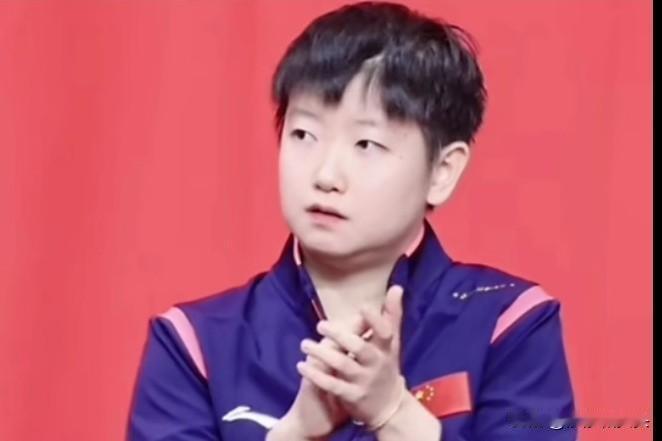 此咪给自己抓了一个可爱发型。她坐在场边看队友比赛，刚刚鼓好掌，这不小胖手下意识就